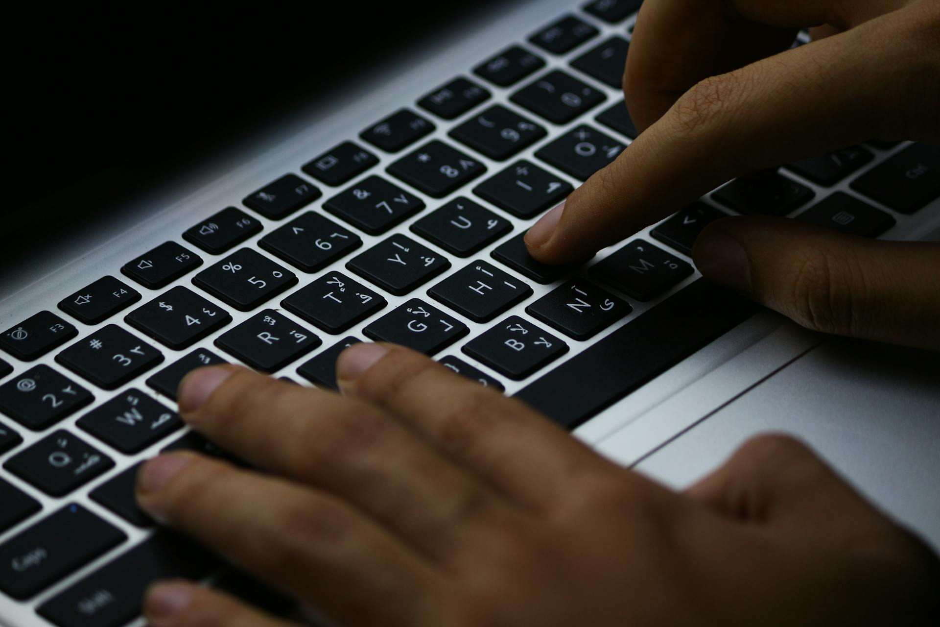 pexels-arshutter-31421513 CLAVIER-ORDINATEUR